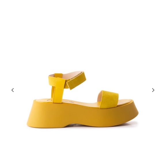 L'INTERVALLE Shoes - L'INTERVALLE 
Aguo Yellow Leather sandals size 38